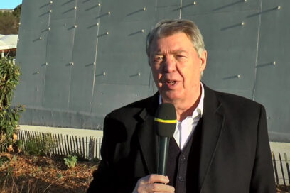 Gérard Gazay porte un micro lors d'une interview devant l'Espace des Libertés - Agrandir l'image, fenêtre modale