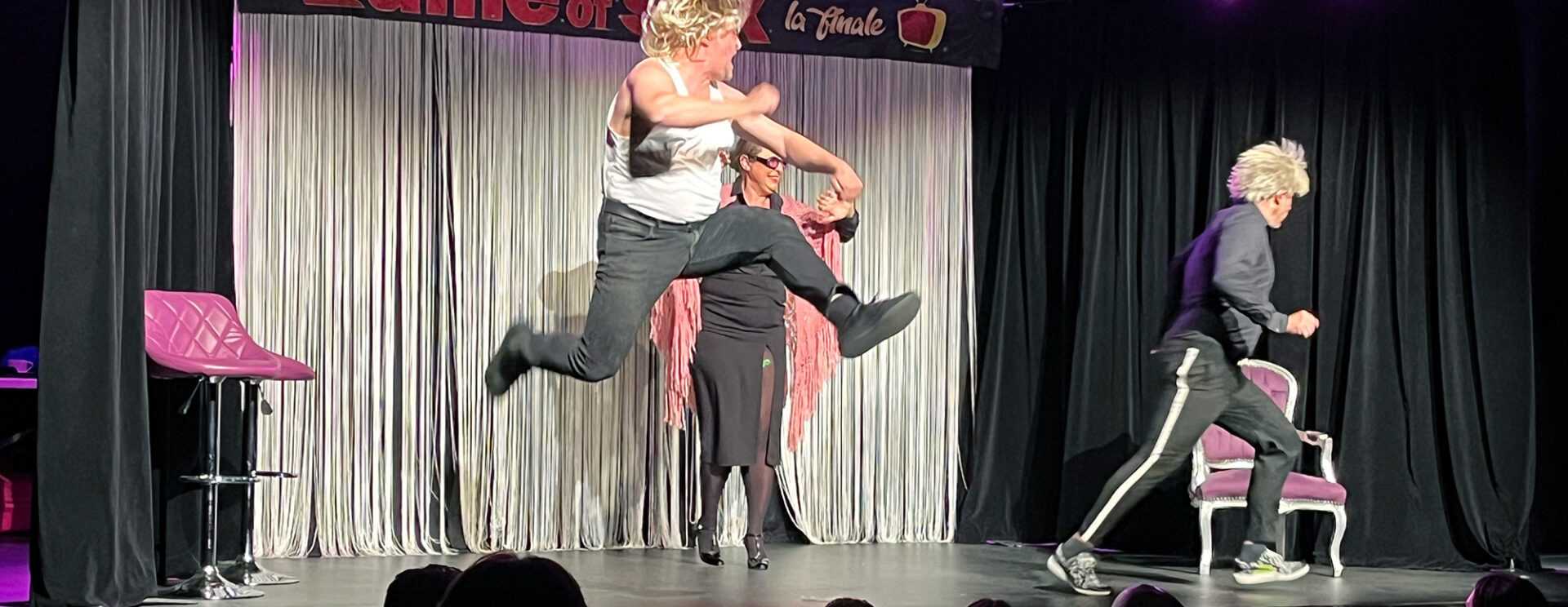 Un homme avec une perruque blonde saute sur la scène de L'Avant-Scène d'Aubagne.