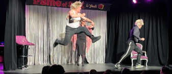 Un homme avec une perruque blonde saute sur la scène de L'Avant-Scène d'Aubagne.