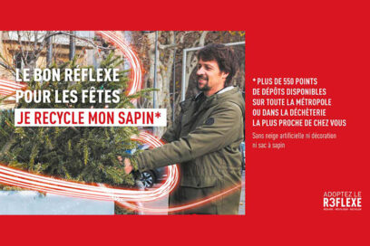 Un homme souriant dépose un sapin de Noël - Agrandir l'image, fenêtre modale