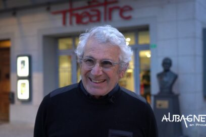 Michel Boujenah rigolant devant le théâtre Comoedia à Aubagne, le 25 janvier 2025 - Agrandir l'image, fenêtre modale