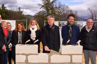 Pose de la première pierre du Pôle éducatif des Passons par Gérard Gazay, le maire d'Aubagne - Agrandir l'image 4 sur 12, fenêtre modale