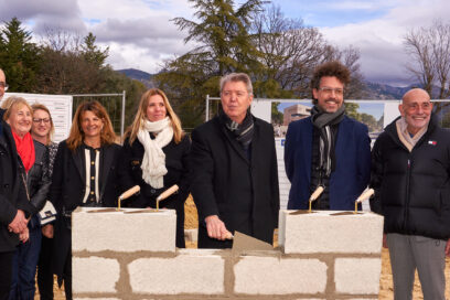 Pose de la première pierre du Pôle éducatif des Passons par Gérard Gazay, le maire d'Aubagne - Agrandir l'image, fenêtre modale