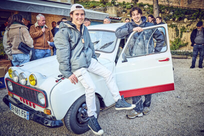 Alan Richeux et Thomas Paressant devant leur 4L - Agrandir l'image, fenêtre modale