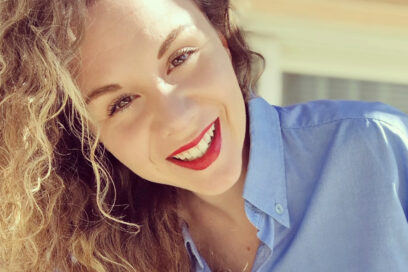 Sourire de Charlotte Ferrato - Agrandir l'image, fenêtre modale