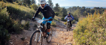 Course VTT sur un chemin de terre