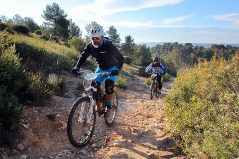 Course VTT sur un chemin de terre