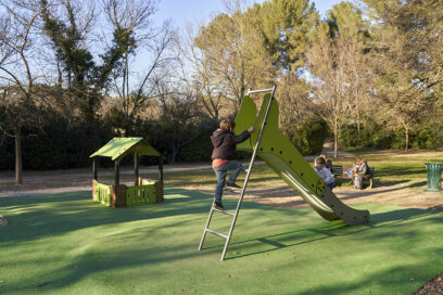 Enfants jouant sur un toboggan au Parc Jean Moulin à Aubagne - Agrandir l'image, fenêtre modale