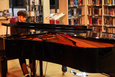 Armand Jammet au piano - Agrandir l'image 1 sur 29, fenêtre modale