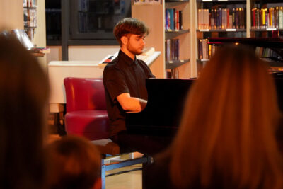 Armand Jammet au piano - Agrandir l'image 2 sur 29, fenêtre modale