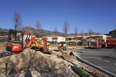 Travaux d'aménagement du parking des Solans à Aubagne, vue sur Garlaban - Agrandir l'image, fenêtre modale