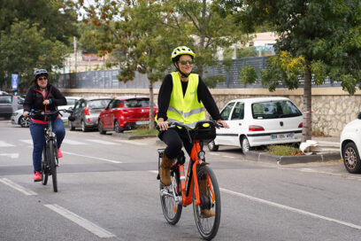 Deux femmes cyclistes circulent sur la route - Agrandir l'image, fenêtre modale