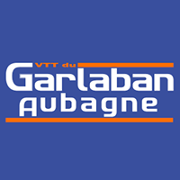 fond bleu, vtt écrit en rouge et Garlaban Aubagne en blanc