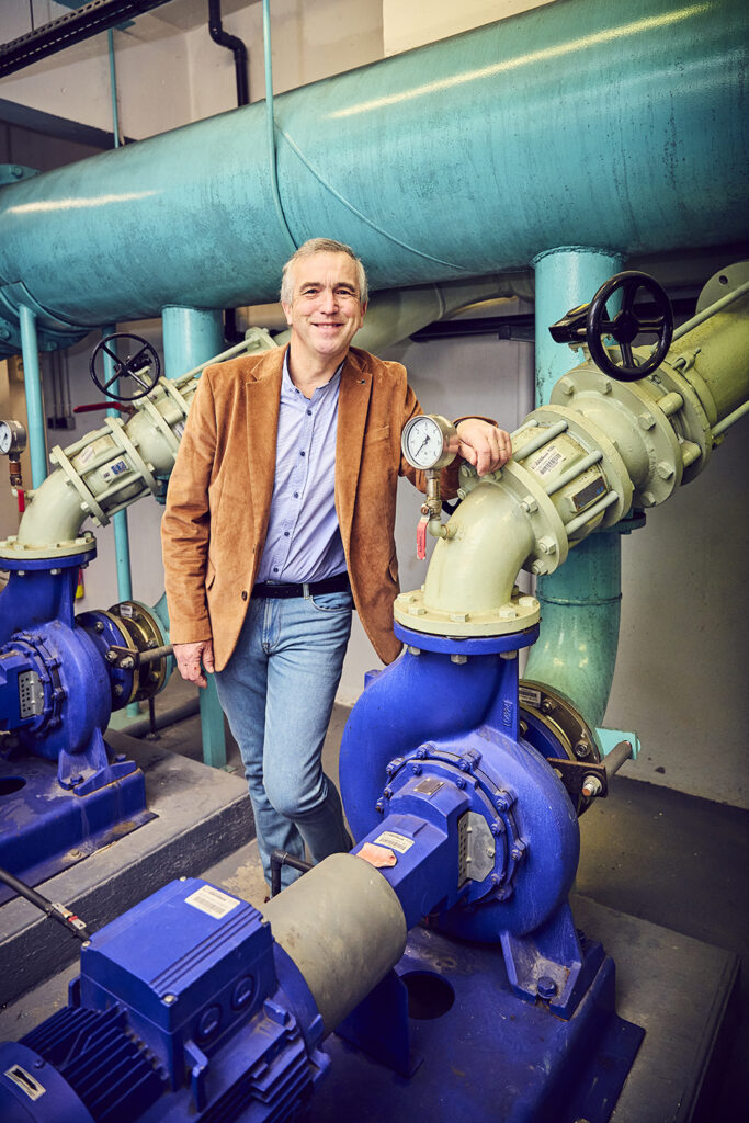 André Levisse pose devant un compteur d'eau intelligent - Agrandir l'image, fenêtre modale
