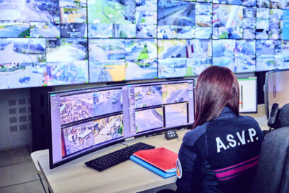 Un ASVP scrute les écrans du centre de supervision urbain - Agrandir l'image, fenêtre modale