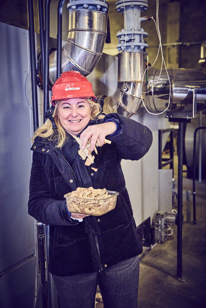 Cécile Bourguignon émiette des copaux de bois - Agrandir l'image, fenêtre modale