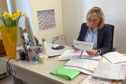 Danielle Menet travaille à son bureau - Agrandir l'image, fenêtre modale