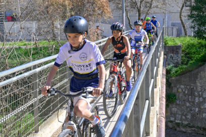 Des enfants sur leur vélo traversant la passerelle franchissant l'Huveaune lors du duathlon d'Aubagne le 12 mars 2023 sur les complexes de Lattre - Mésonès - Agrandir l'image, fenêtre modale