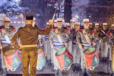 Musiciens de la Légion étrangère jouant sous la pluie - Agrandir l'image 1 sur 21, fenêtre modale