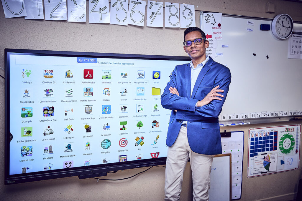 Jérémy Pangourassou, les bras croisés devant un écran - Agrandir l'image, fenêtre modale