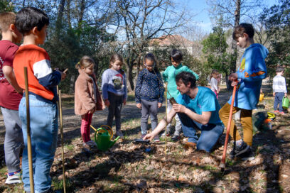Un groupe d'enfants autour d'un animateur lors de la journée Internationale des Forêts le 22 mars 2023. - Agrandir l'image, fenêtre modale