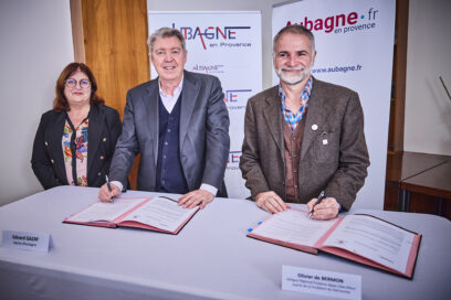 De gauche à droite : Geneviève Morfin (Adjointe au Maire déléguée au Patrimoine, aux Traditions et à la Ville lecture), Gérard Gazay (Maire d'Aubagne), et Olivier de Bermon (Délégué régional PACA à la Fondation du Patrimoine) - Agrandir l'image, fenêtre modale