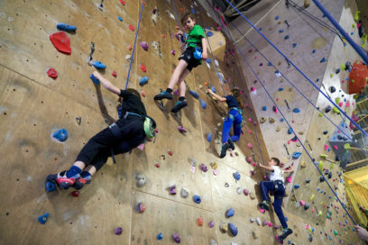 Des enfants sur le mur d'escalade du gymnase du Bras d'Or à Aubagne - Agrandir l'image, fenêtre modale
