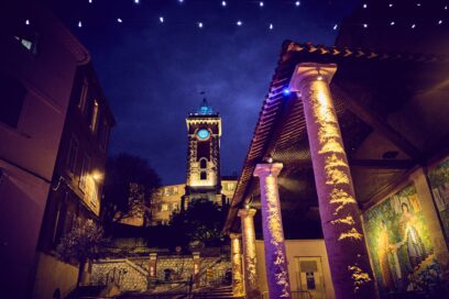 La Tour de l'Horloge d'Aubagne illuminée en bleu à l'occasion de la journée mondiale de l'autisme - Agrandir l'image, fenêtre modale