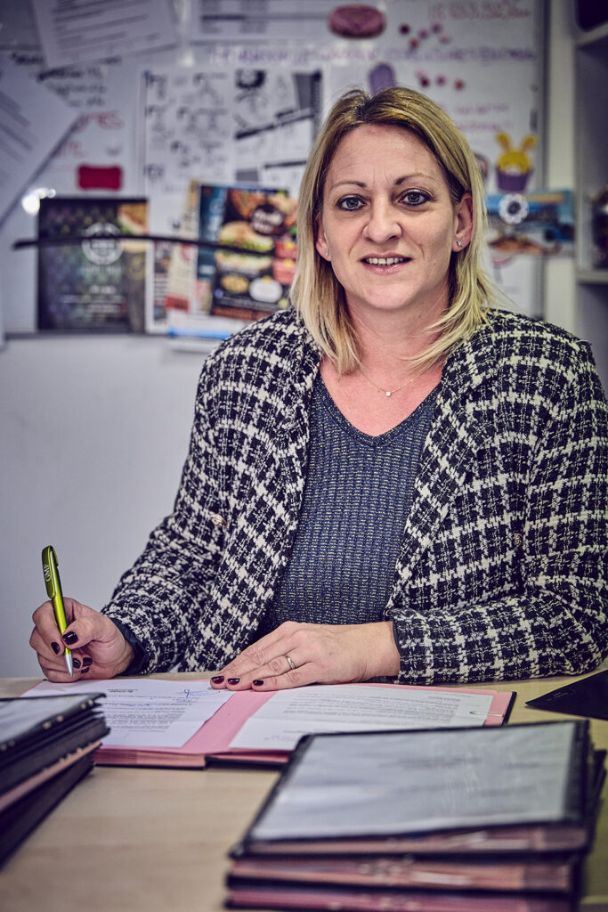 Julie Gabriel signe un parapheur dans son bureau - Agrandir l'image, fenêtre modale