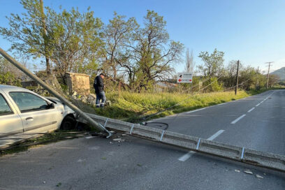Un poteau électrique tombé sur la chaussée - Agrandir l'image, fenêtre modale