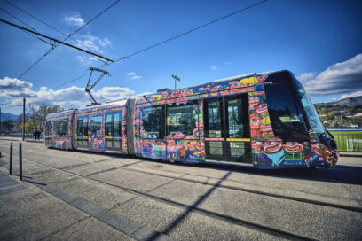 Le tramway d'Aubagne avenue des Goums, sous un beau ciel bleu - Agrandir l'image, fenêtre modale