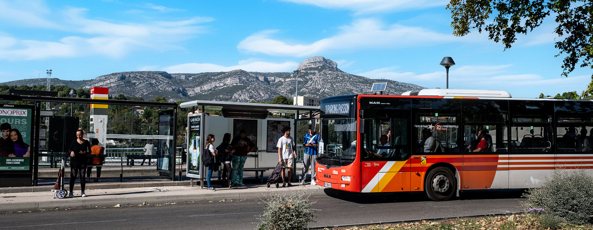 Un bus au niveau de l'arrêt Martin Luther King avec le Garlaban en arrière-plan