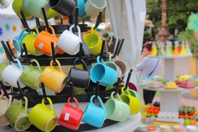 Des tasses aux couleurs chatoyantes sur le marché à la céramique et aux santons d'Aubagne - Agrandir l'image, fenêtre modale