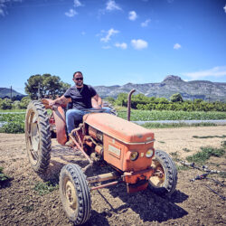 Sylvain Bon sur son tracteur à Beaudinard