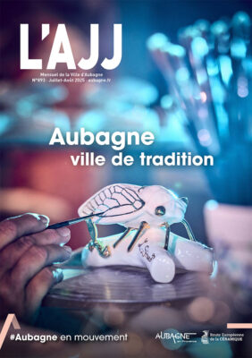 Une de l'AJJ 893, le magazine de la ville d'Aubagne de juillet-août 2025 - Plan serré sur une main peint une cigale blanche en céramique, dans une ambiance bleutée
