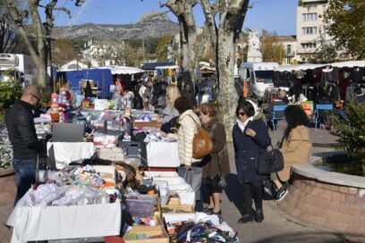 Marché d'Aubagne sur le cours Foch - Agrandir l'image, fenêtre modale