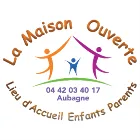 2 bonhommes qui avec leurs bras forment une maison avec dedans un enfant