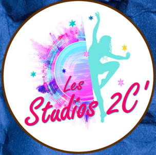 Une danseuse avec écrit en rose Les studios 2C'