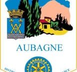Blason avec un cabanon au pied du Garlaban avec 2 Pins et une roue représentant le rotary club
