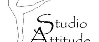 Danseuse qui fait une arabesque et à droite écrit Studio Attitude