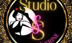 Dame qui tient son chapeau et inscription Studio S Séverine