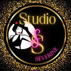 Dame qui tient son chapeau et inscription Studio S Séverine