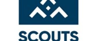 Trois triangles sur un fond bleu formant une montagne et écrit Scouts Guides