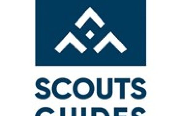 Trois triangles sur un fond bleu formant une montagne et écrit Scouts Guides