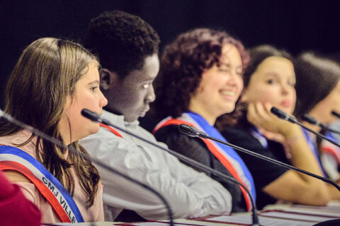 Les jeunes de Aubagne se réunissent pour le Conseil Municipal des Jeunes.