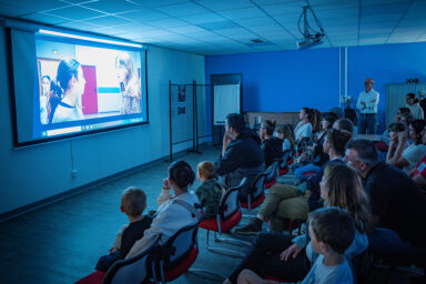 Des élèves regardent la projection du court-métrage "Pour un regard" dans une salle du collège Lakanal