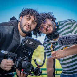 Nathan et Sullivan Mezouar tête contre tête avec du matériel pour filmer à la main.