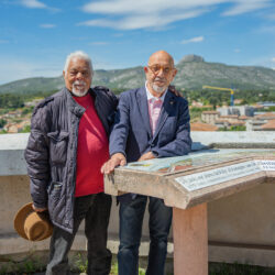 Pierre Adelaïde et Jean-Pierre Passetti sur l'esplanade de l'église Saint-Sauveur, avec vue sur Garlaban en fond.