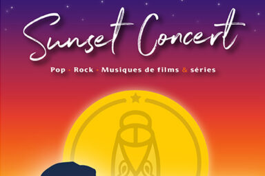 Affiche de concert verticale de l'Orchestre d'Harmonie d'Aubagne pour son "Sunset Concert" du 80ème anniversaire. Le haut présente un ciel étoilé bleu-violet dégradé passant à un coucher de soleil rouge et orange vif avec un grand soleil jaune orné d'un logo de cigale stylisé. Le titre "Sunset Concert" est écrit en écriture cursive élégante, suivi de "Pop • Rock • Musiques de films & séries". Une silhouette de colline sombre traverse le milieu, avec la date "12 juin 2026 • 20h30" et le lieu "Esplanade de Gaulle, Aubagne". Le bas de l'affiche comporte un bandeau d'information violet plus clair indiquant "60 musiciens", "GRATUIT", "Places assises" et listant les artistes/œuvres repris (Michael Jackson, KPop Demon Hunters, AC/DC, Coldplay, Edith Piaf, etc.). Tout en haut, les textes précisent "ORCHESTRE D’HARMONIE D’AUBAGNE", "1946-2026 • 80ᵉ anniversaire • Direction : Olivier PETITJEAN". Les logos officiels et le site web figurent tout en bas.