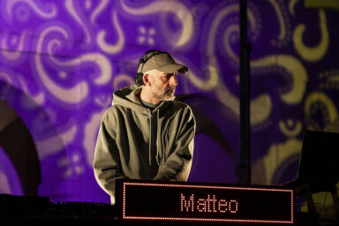 DJ Matteo aux platines.